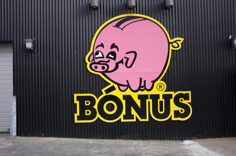 The logo of the Faroese grocery store Bonus, a drawing of a very smug pig