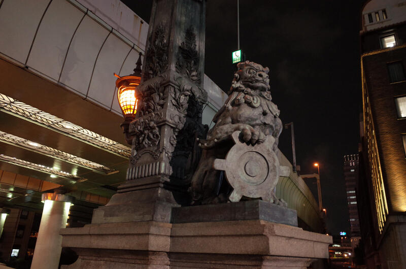 A lion statue and a lamppost